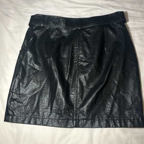 Shinestar Women's Faux Leather Belted Mini Skirt
Black Size M - Picture 7 of 9